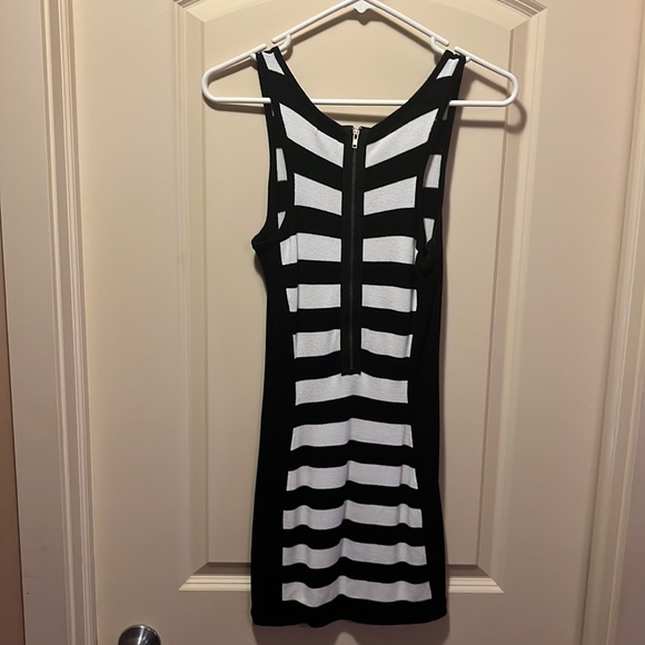 Dynamite Dress - Picture 3 of 3